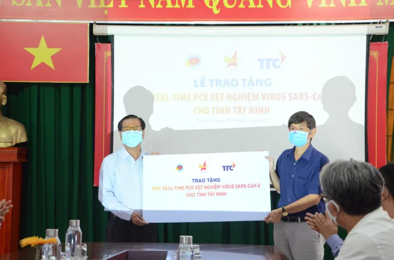 Hội Doanh nhân trẻ Việt Nam và Công ty Cổ phần Khu công nghiệp Thành Thành Công (thành viên Tập đoàn TTC) tặng hệ thống máy Realtime-PCR xét nghiệm SARS-CoV-2 cho tỉnh Tây Ninh - Công Ty CP Khu Công Nghiệp Thành Thành Công (TTC IZ)