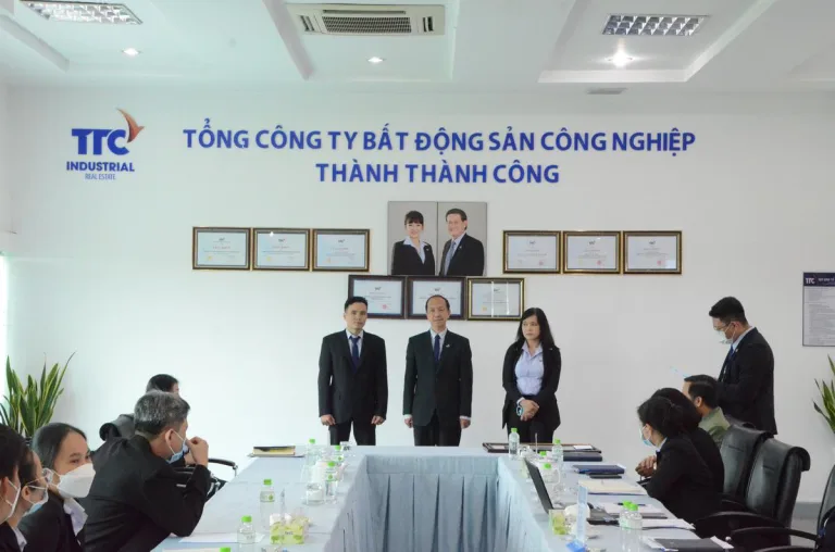 Ông Nguyễn Thành Chương – Tổng Giám đốc Tổng Công ty Bất động sản Công nghiệp Thành Thành Công đã trao Thư biểu dương cho đại diện Công ty Cổ phần Mía đường Tây Ninh (TaniSugar) - Công Ty CP Khu Công Nghiệp Thành Thành Công (TTC IZ)