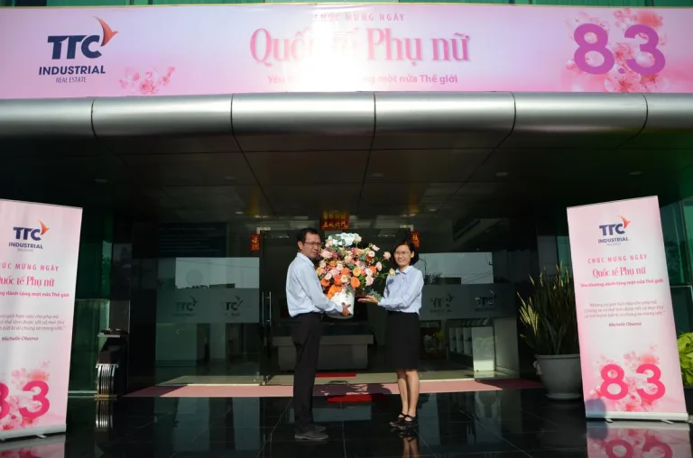 Tổng Công ty Bất động sản Công nghiệp Thành Thành Công đã tổ chức tặng hoa “Chúc mừng ngày Quốc tế Phụ nữ 8.3” năm 2022 - Công Ty CP Khu Công Nghiệp Thành Thành Công (TTC IZ)