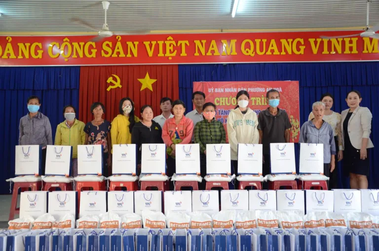 Tổng Công ty BĐS Công nghiệp Thành Thành Công tổ chức trao tặng quà Tết cho các hộ nghèo, hộ có hoàn cảnh khó khăn tại địa phương. - Công Ty CP Khu Công Nghiệp Thành Thành Công (TTC IZ)