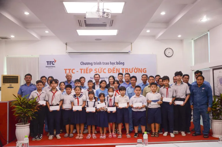 Tổng Công ty BĐS Công nghiệp Thành Thành Công (TCT) tổ chức Lễ trao học bổng “TTC – Tiếp sức đến trường” cho các em học sinh là con em CBNV vượt khó học giỏi trên địa bàn tỉnh Tây Ninh. - Công Ty CP Khu Công Nghiệp Thành Thành Công (TTC IZ)