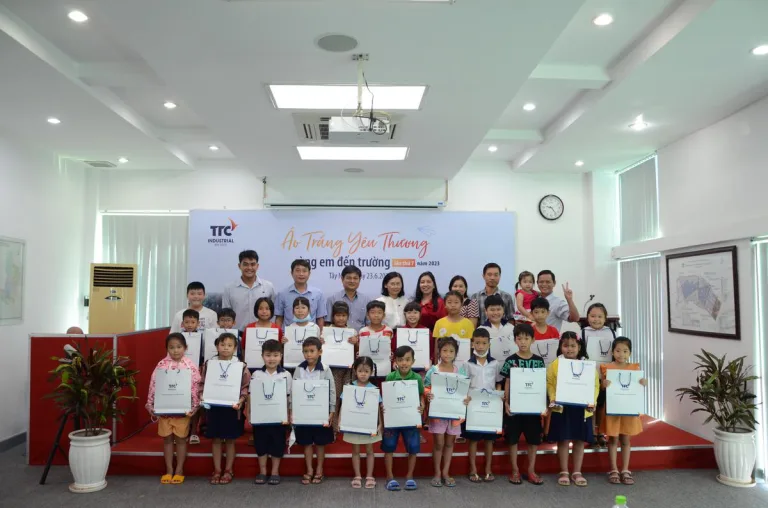 Tổng Công ty BĐS Công nghiệp Thành Thành Công đã tổ chức trao tặng quà cho các em học sinh có hoàn cảnh khó khăn thuộc Trường TH Vàm Trảng. - Công Ty CP Khu Công Nghiệp Thành Thành Công (TTC IZ)