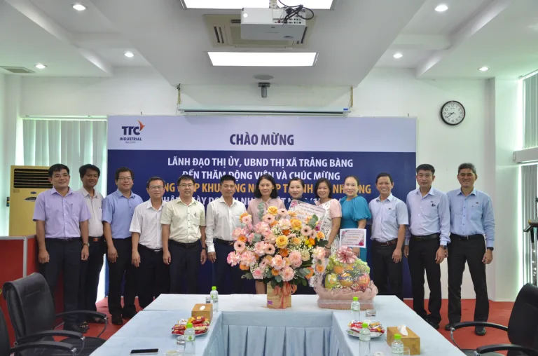 LÃNH ĐẠO THỊ XÃ TRẢNG BÀNG ĐẾN THĂM VÀ CHÚC MỪNG CÔNG TY CP KHU CÔNG NGHIỆP THÀNH THÀNH CÔNG NHÂN NGÀY DOANH NHÂN VIỆT NAM (13/10/2023) - Công Ty CP Khu Công Nghiệp Thành Thành Công (TTC IZ)