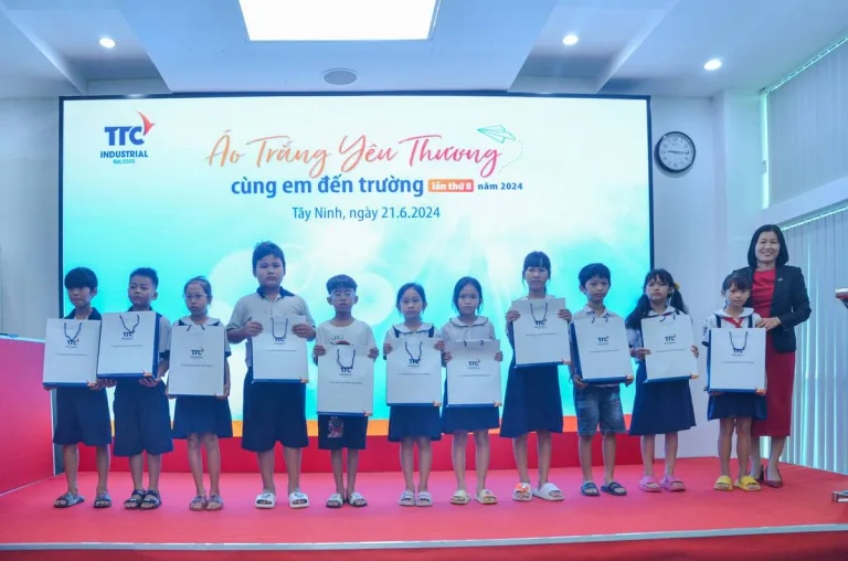 ÁO TRẮNG YÊU THƯƠNG CÙNG EM ĐẾN TRƯỜNG NĂM 2024 - Công Ty CP Khu Công Nghiệp Thành Thành Công (TTC IZ)