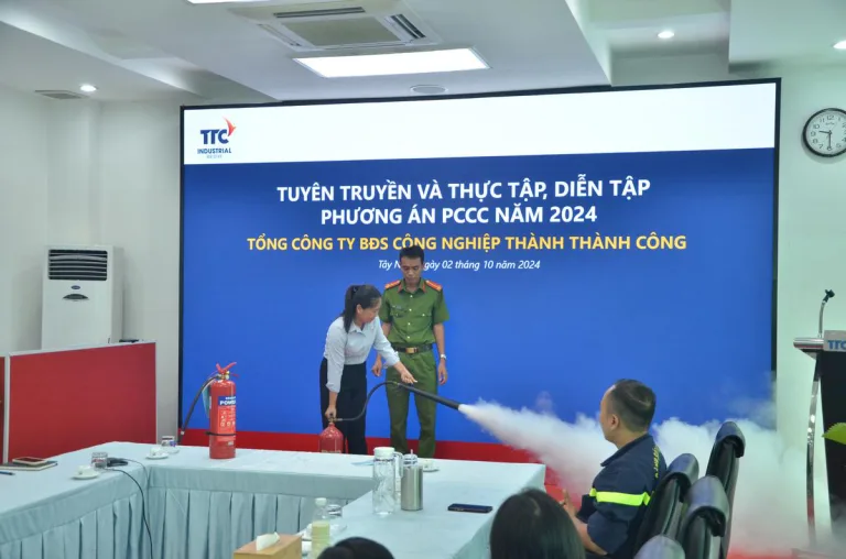 TỔ CHỨC TUYÊN TRUYỀN VÀ THỰC TẬP, DIỄN TẬP PHÒNG CHÁY CHỮA CHÁY (PCCC) VÀ CỨU NẠN CỨU HỘ (CNCH) NĂM 2024 TẠI TRỤ SỞ TỔNG CÔNG TY BĐS CÔNG NGHIỆP THÀNH THÀNH CÔNG️ - Công Ty CP Khu Công Nghiệp Thành Thành Công (TTC IZ)