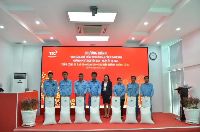 TTC IR TRAO TẶNG HƠN 200 PHẦN QUÀ TẾT CHO CÁC GIA ĐÌNH CÓ HOÀN CẢNH KHÓ KHĂN - Công Ty CP Khu Công Nghiệp Thành Thành Công (TTC IZ)
