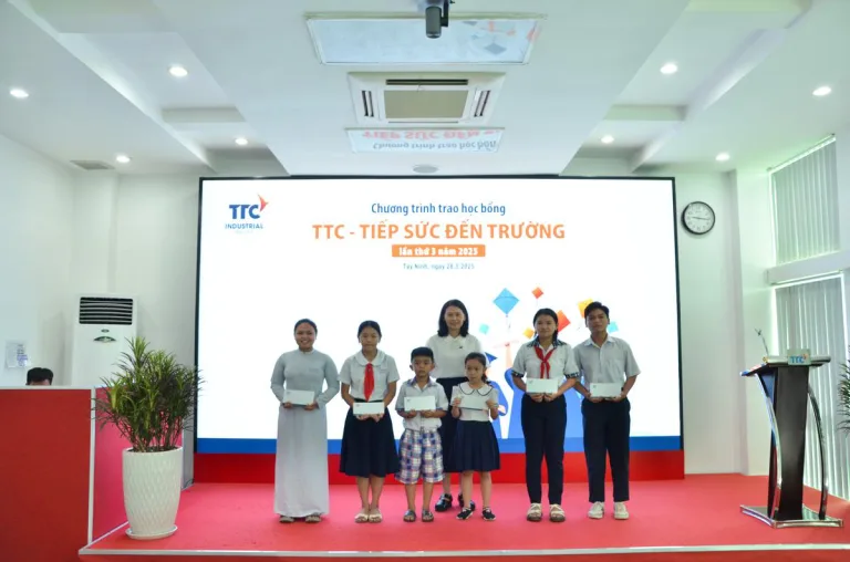 TTC IZ Trao học bổng TTC - TIẾP SỨC ĐẾN TRƯỜNG LẦN 3 NĂM 2025 - Công Ty CP Khu Công Nghiệp Thành Thành Công (TTC IZ)