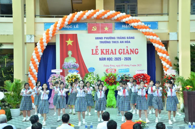 TTC IZ trao tặng 1000 quyển tập, thắp sáng ước mơ học đường - Công Ty CP Khu Công Nghiệp Thành Thành Công (TTC IZ)