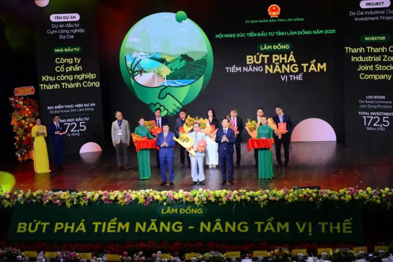 TTC IZ ĐÓN NHẬN CHỨNG NHẬN ĐẦU TƯ DỰ ÁN CỤM CÔNG NGHIỆP ĐẠ OAI TẠI HỘI NGHỊ XÚC TIẾN ĐẦU TƯ TỈNH LÂM ĐỒNG 2025 - Công Ty CP Khu Công Nghiệp Thành Thành Công (TTC IZ)